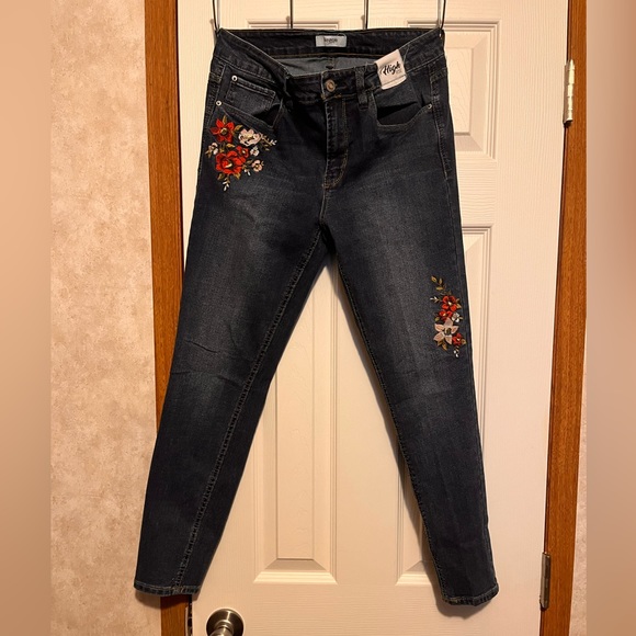Kensie Jeans With Flowers - Picture 1 of 8